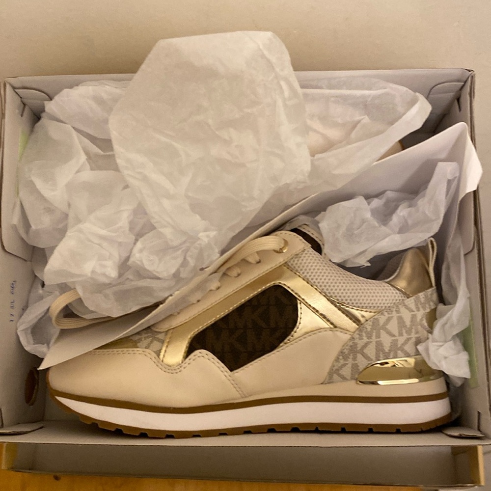 Micheal Kors size 5.5M BRN/PLGOLD never worn